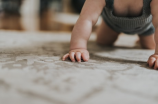 六个月的宝宝发育标准(六个月的宝宝需要达到哪些发育标准？)